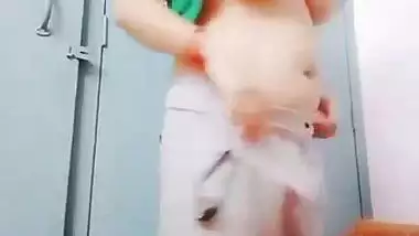 Chandigarh aunty – Selfie nude video