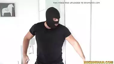Police wali ne chor ko apne boobs se dhoodh pilaya aur choda