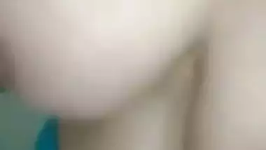 Bhabhi holding milky boobs in Pakistani solo nude clip